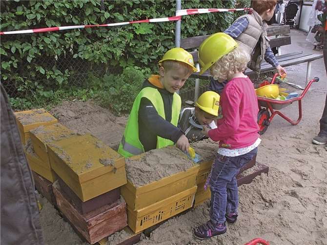 Kleine Bauarbeiter mauern auf dem Sommerfest der Kita „Neue Mitte“. Stadt Meckenheim