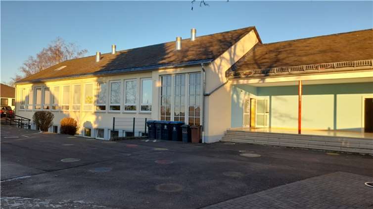 Kleine Dachschornsteine auf den Gebäuden - hier am Schulstandort Greimersburg - sorgen für die Be- und Entlüftung. Die Steuerung erfolgt über eine digitale Regelung mit Anzeige und Abruf aller relevanten Daten.