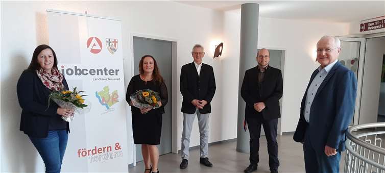 Kleine Feierstunde im Jobcenter Landkreis Neuwied. Tanja Frank (li.) und Nicole Frantzmann (2.v.li) feiern 25-jähriges Dienstjubiläum. Es gratulierten (v.li.n.re.) Helmut Neitzert (Betriebsleiter AA Neuwied), Arndt Böhm (Personalrat) und Manfred Plag (Geschäftsführer JC Landkreis Neuwied).Foto: BA