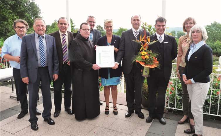 Kleine Feierstunde im Seehotel Maria Laach (v.li.): Jürgen Zinken (Tourismus Mendig), Ortsbürgermeister Manfred Hürter (Glees), VG-Bürgermeister Johannes Bell (Tourismusverband Ferienregion Laacher See), Prior-Administrator Dr. Albert Sieger (Kloster Maria Laach), Bernd Schemmer (Tourismus Pellenz), Marion Wenzel (DEHOGA RLP), Steffen Melzow (Hoteldirektor), Mathias Locher (Restaurantleitung), Sarah Radermacher (Tourismus Brohltal) und Uschi Regh (Eifel Tourismus GmbH). FRE