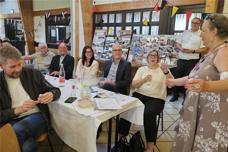 Kleine Geschenke aus Quesnoy überreicht von Marie Christine Cocherel an Reinhardt Weigert, Wilfried Hein, Michaela Klimke, 