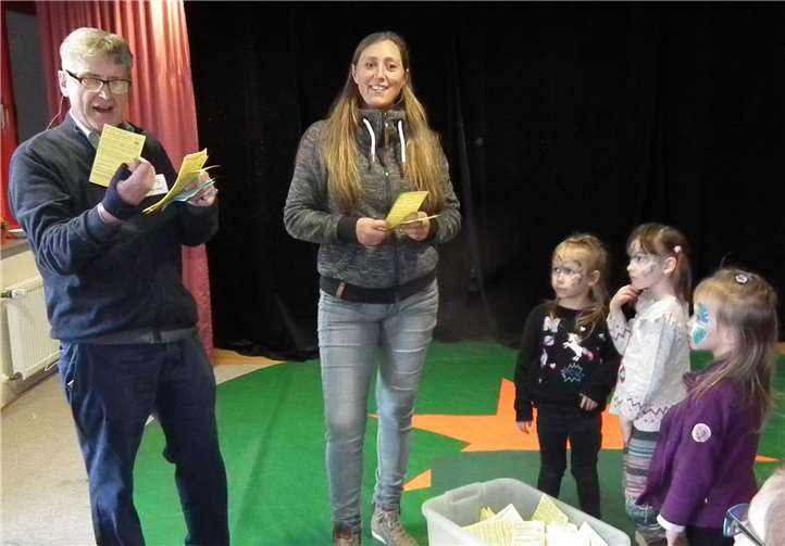 Kleine Glücksfeen zogen bei röhrig die 100 Gewinner der röhrig-Frühjahrs-Event-Verlosung zu „20 Jahre Kulturbühne im Baumarkt“. Foto: Röhrig