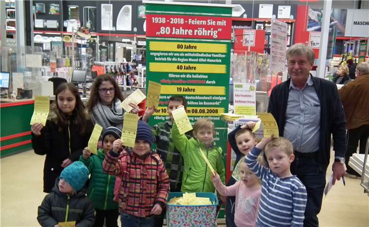 Kleine Glücksfeen zogen im röhrig-bauzentrum gemeinsam mit Hans Peter Röhrig die Gewinne von der großen Jubiläums-Event-Verlosung zu „80 Jahre röhrig“. privat