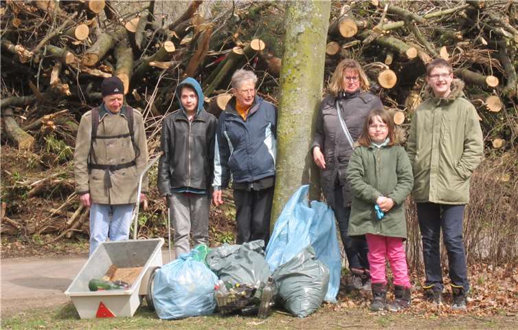 Kleine Gruppe, große Ausbeute: Im Verborgenen liegender Müll wurde eingesammelt und entsorgt.  privat
