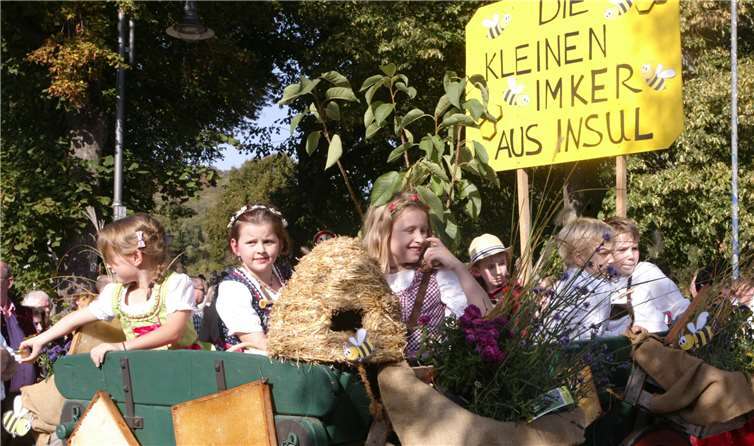 Kleine Imkerinnen verteilen Honig.
