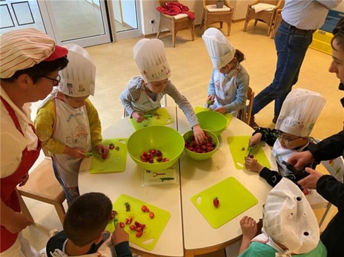 Kleine Köche entdecken gesunde Ernährung mit dem Kochbus.  Foto: Gudrun Schleimer