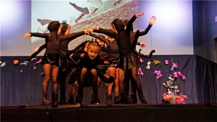 Kleine Künstler ganz groß als emsige Ameisen.