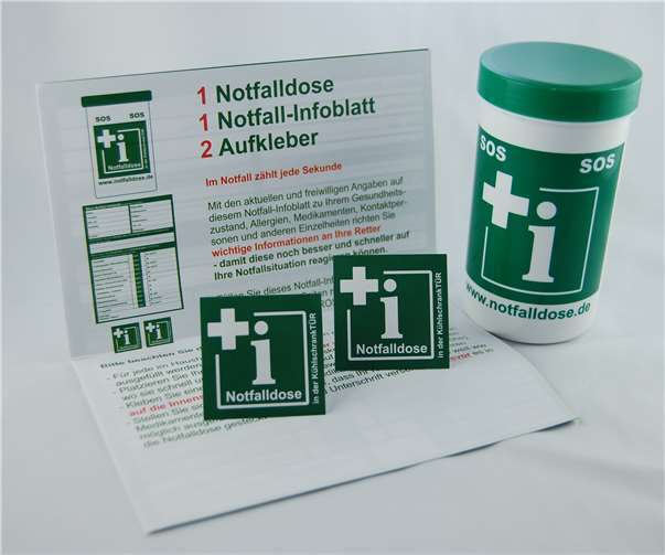 Kleine „Lebensretter“ für den Notfall: Die Bürgerstiftung der Volksbank RheinAhrEifel eG stellt im Rahmen ihres Jahresprojekts 2020 kostenlos Notfalldosen in den Filialen der Bank zur Verfügung. Foto: acavi GmbH