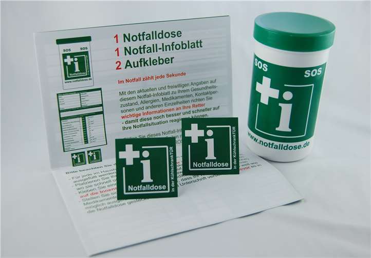 Kleine „Lebensretter“ für den Notfall: Die Bürgerstiftung der Volksbank RheinAhrEifel eG stellt im Rahmen ihres Jahresprojekts 2020 kostenlos Notfalldosen in den Filialen der Bank zur Verfügung. Foto: acavi GmbH