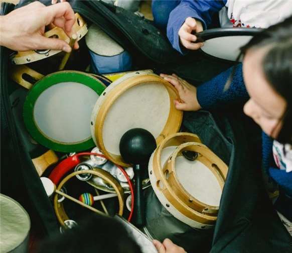 Kleine Musiker können sich ausprobieren. KMS