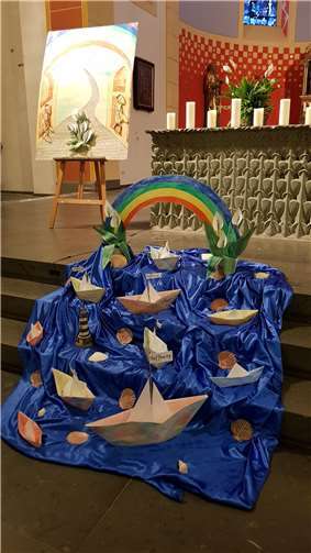 Kleine Papierschiffe wurden mit eigenen Hoffnungsworten beschriftet.  Foto: privat