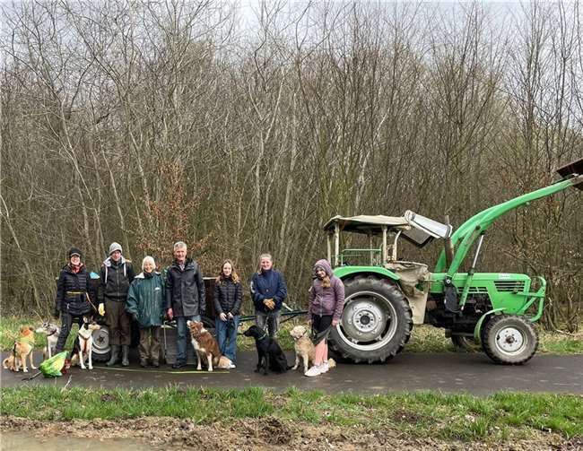 Kleine Pause für eine der Holzemer Sammelgruppen. Quellen: Heimatverein Villip
