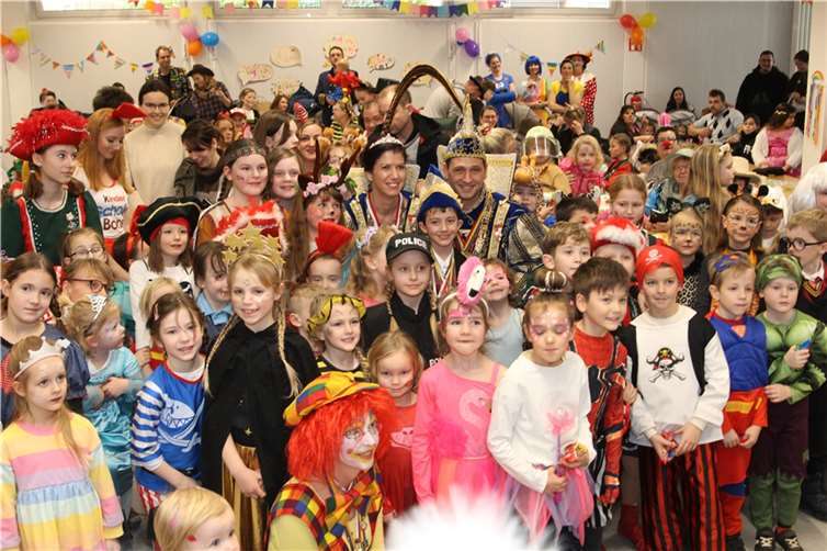 Kleine Piraten, Indianer und Prinzessinnen kamen in die Gemeinschaftsgrundschule Merl, um gemeinsam mit der Stadt-Garde Meckenheim wieder Karneval zu feiern. Foto: privat