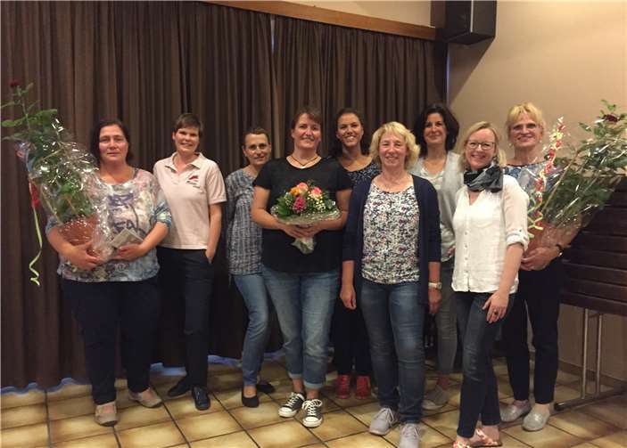 Kleine Präsente an Mitglieder des Möhnenvereins als Dank für jahrelanger Arbeit im Verein.privat