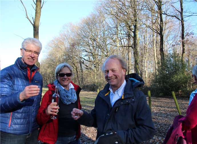 Kleine Rast: Wolf-Ullrich Scherhag (1. Vors.), Wanderführerin Karin Salewski und Klaus Deselaers (2. Vors.) (v.l.)