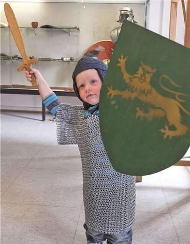 Kleine Ritter probieren echte Kettenhemden aus - natürlich mit einem Erinnerungsfoto für das Familienalbum! Foto: Stadt Mayen