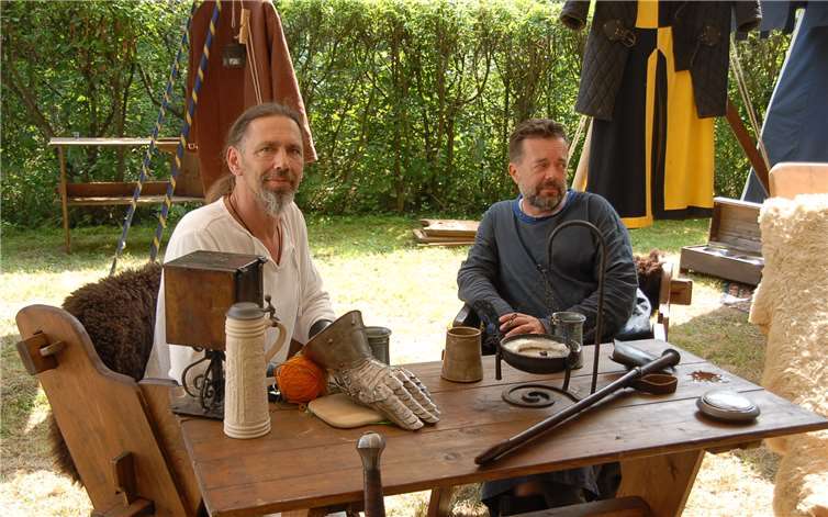 Kleine Ruhepause nach dem Schwertkampf?Diese beiden Gesellen machten sich im Mittelalter-Lager gemütlich.