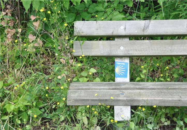 Kleine Schilder weisen den Weg.