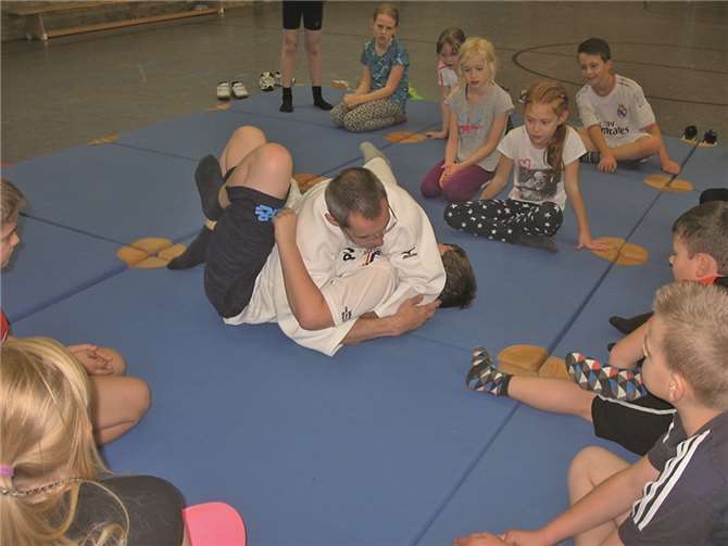 Kleine Spiele und Partnerübungen gehören ebenso zum Judo-Kurs wie erste spezifische Judo-Haltegriffe für den Bodenkampf.JC Maifeld
