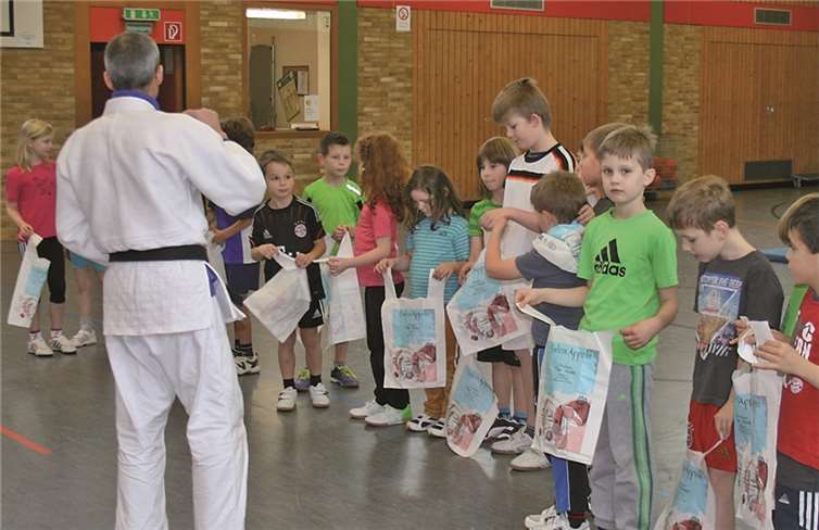 Kleine Spiele und Partnerübungen gehören ebenso zum Judo-Kurs wie erste Würfe, Haltegriffe und richtiges Fallen.privat
