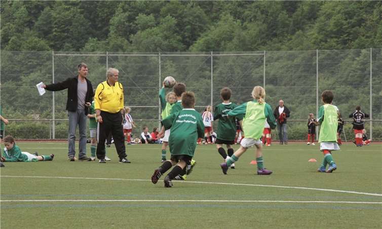 Kleine Spieler ganz groß: Die Grundschüler aus Ellenz-Poltersdorf gingen als Gruppensieger der Gruppe D hervor und mussten sich nur im Endspiel nach einem spannenden Neunmeterschießen geschlagen geben.privat