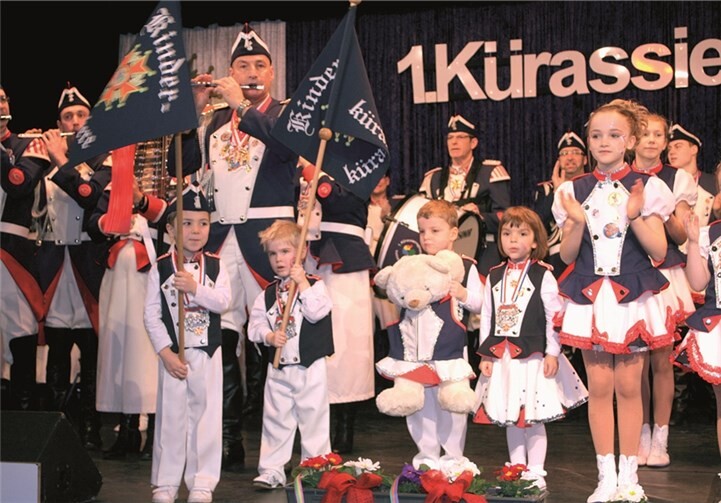 Kleine Standartenträger umgaben Kürassier-Kommandant Udo Schmidt.