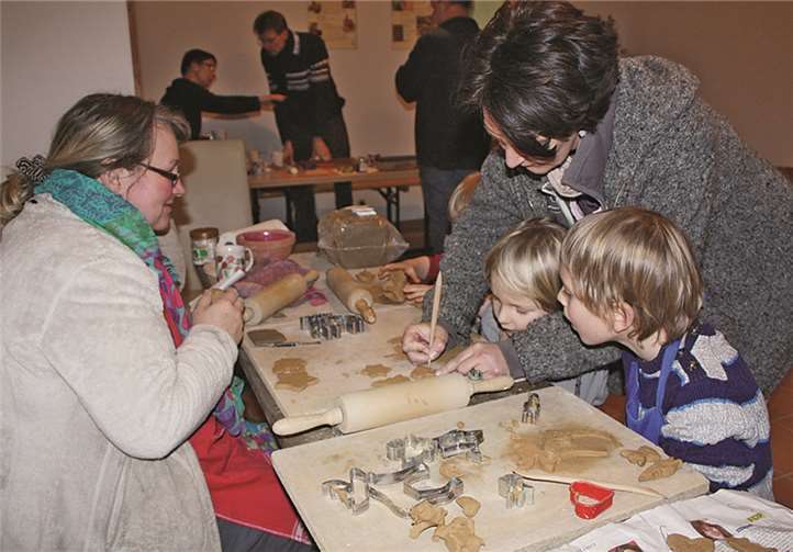 Kleine Töpfer verwandelten das neue Holz-Atelier unter Anleitung von Nicole Hahn in eine etwas andere „Weihnachtsbäckerei“.