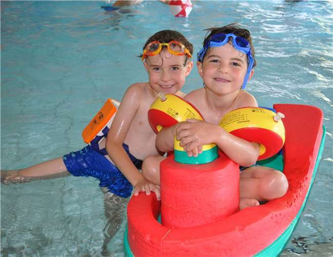 Kleine Wasserratten mit großem Spaß: Im Meckenheimer Hallenfreizeitbad kommen alle Altersgruppen auf ihre Kosten.Quelle: Stadt Meckenheim