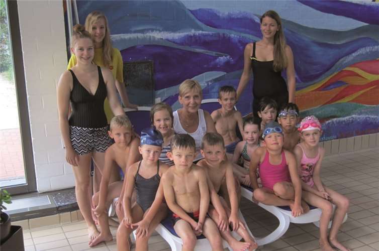 Kleine „Wasserratten“ und das Trainingsteam, in der Bildmitte Hallenbad-Chefin Inge Amzehnhoff. privat