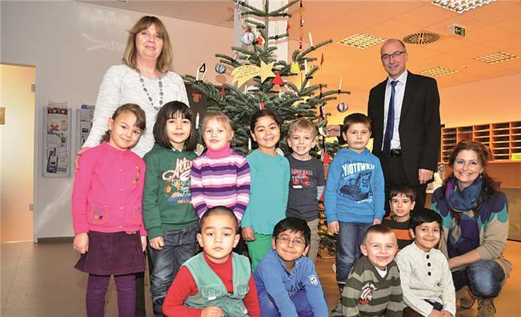 Kleine Weihnachtshelfer im Bürgerbüro: Die Kinder der Kita „Villa Regenbogen“ mit Luise Engelhardt (l.), Birgit Monkos (r.) und Bürgermeister Bert Spilles.  Stadt Meckenheim
