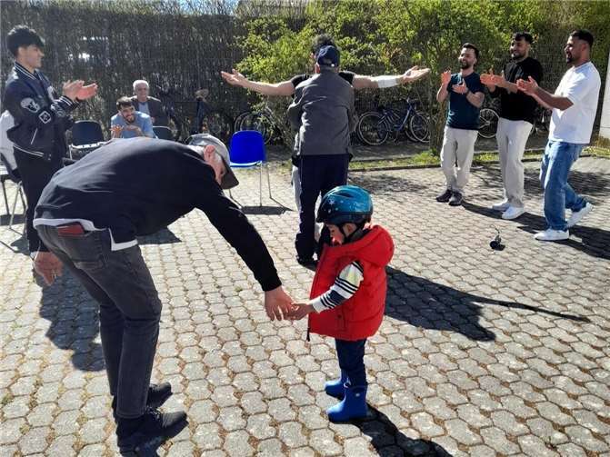 Kleine als auch große Gäste nutzten den Hof als Tanzfläche.