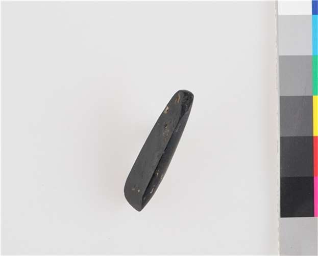 Kleine, fein geschliffene Dechselklinge aus Amphibolit für die Holzbearbeitung. Länge 6,6 cm. Foto: GDKE, Direktion Landesarchäologie, Außenstelle Koblenz / M. Neumann