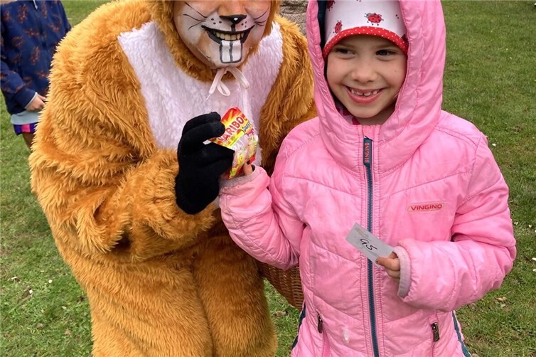 Kleine süße Präsente vom Landkerner Osterhasen zauberte den zahlreichen Nestsuchern auch diesmal ein Lächeln ins Gesicht.