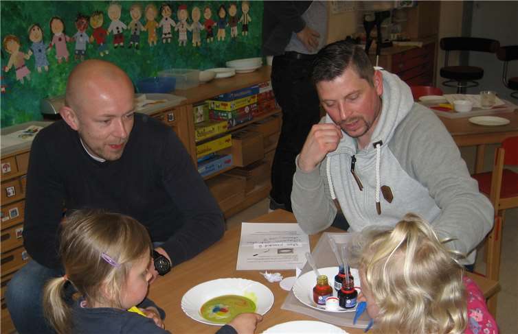 Kleine und große Besucher forschten mit den unterschiedlichsten Flüssigkeiten. Foto: privat