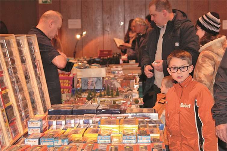 Kleine und große Besucher konnten viele Austellungsstücke begutachten.