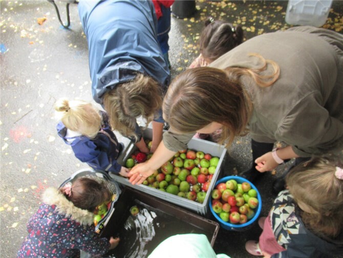 Kleine und große Helfer packten gemeinsam an: In der Caritas-Kita St. Franziskus wurden die Äpfel fürs große Kelterprojekt vorbereitet. Foto: Anke Meurer/Caritasverband WWRL
