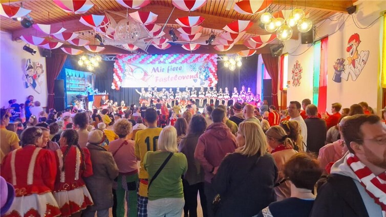 Kleine und große Jecken feierten in Dattenberg.  Foto: Britta Huhn