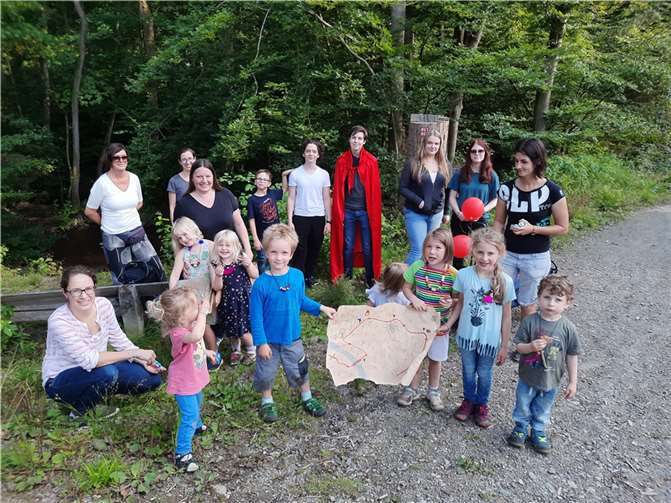 Kleine und große Schatzsucher machten sich gemeinsam auf den Weg. Foto: privat