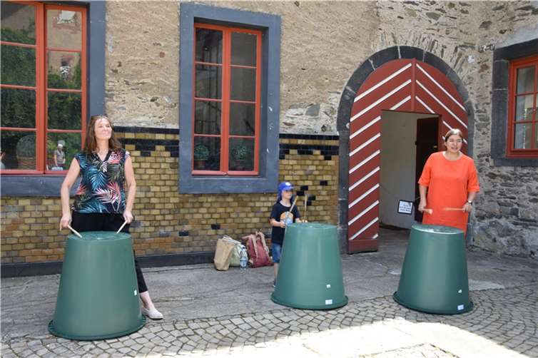 Kleine und große Trash-Trommler konnten sich am Stand von Miriam Zeitner und Andrea Neideck nach Herzenslust austoben.  Foto: U. Buchmann