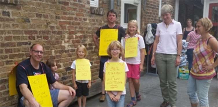 Kleine und große Werbeschildträger für den Wibbelstätzer Flohmarkt.