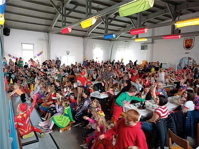 Kleine und große, bunt kostümierte „Gecken“ waren in der Vereinshalle.
