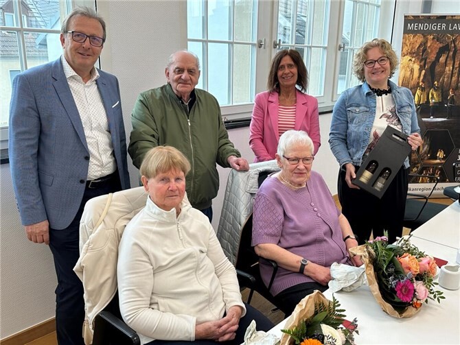 Kleiner Empfang für die „Jubiläumsfahrgäste“ des Seniorentaxis der VG Mendig (hintere Reihe, von links): Joachim Plitzko, Erster Beigeordneter VG Mendig, Karl Heinz Rudolph, Ute Dernbach, Teilbereichsleiterin Familien, Schulen, Ordnung & Soziales, Bettina Cornely, Seniorenbeauftragte VG-Verwaltung Mendig, und (vordere Reihe, von links) Liselotte Dietrich sowie Anita Mintenig.  Foto: Stefan Pauly/VG-Verwaltung Mendig