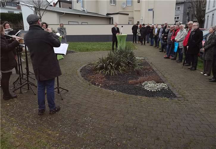 Kleiner Festakt in der kleinen Parkanlage an der neuen alten Judengasse.