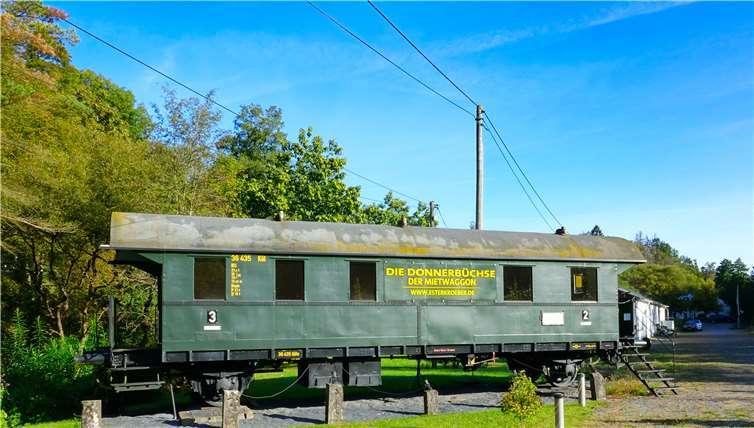 Kleiner Hingucker am Wegesrand: Die „Donnerbüchse“, ein Eisenbahnwaggon von annodazumal.