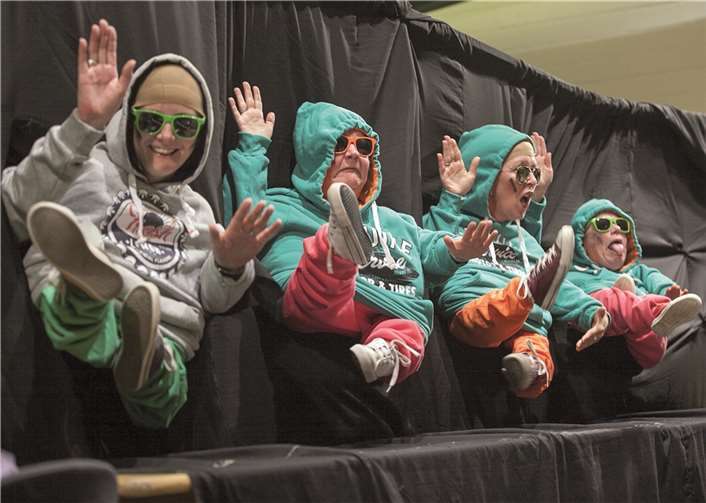 „Kleiner Mann tanzt“ war der Titel dieses Sketches, den die Gimmersdorfer Lindenblüten bei ihrer Mädchensitzung präsentierten.