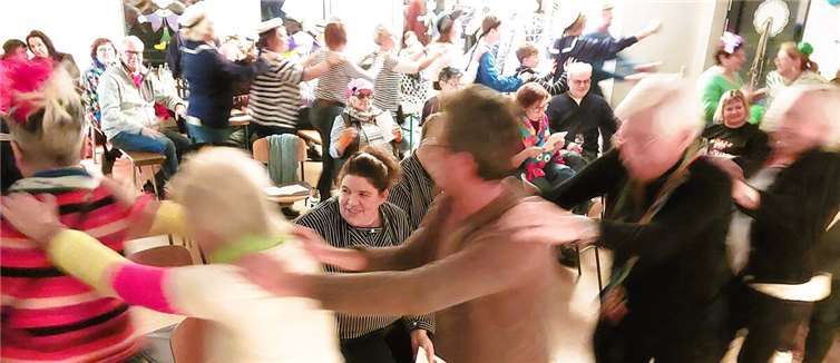 Kleiner Raum, große Besetzung, Riesenstimmung.  Foto: Markus Hartmann.