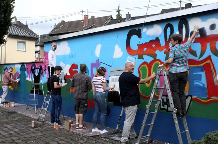 Kleinere Leitern reichen an der Garage aus, um auch die höheren Motive auszumalen. DL