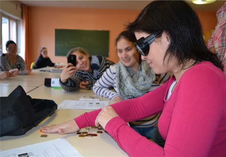 Kleingeld sortieren mit der Grauen-Star Brille.E.T. Müller