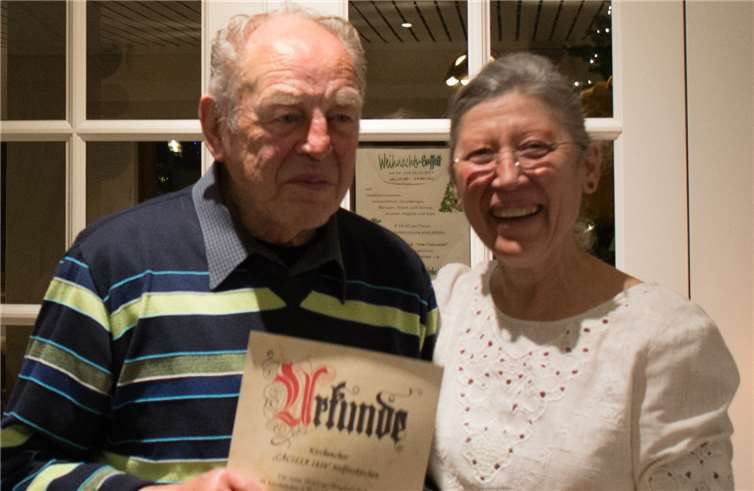 Klemens Erll unterstützt die Sängerschar seit einem halben Jahrhundert mit seinem Gesang.