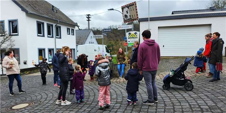 Klepperkinder, Eltern und Omas bei viel Spaß beim Rundgang durch die Straßen von Trimbs. Quelle: OG Trimbs